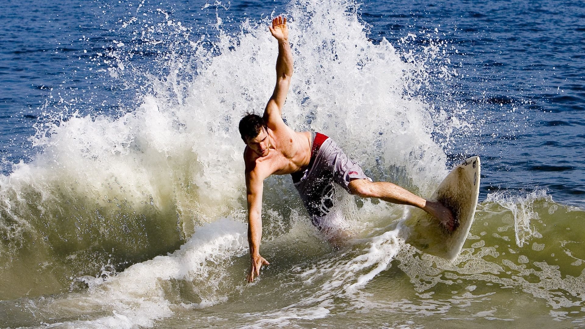水晶宫主场爆冷击败曼联,霍奇森老谋深算,水晶宫球队价值